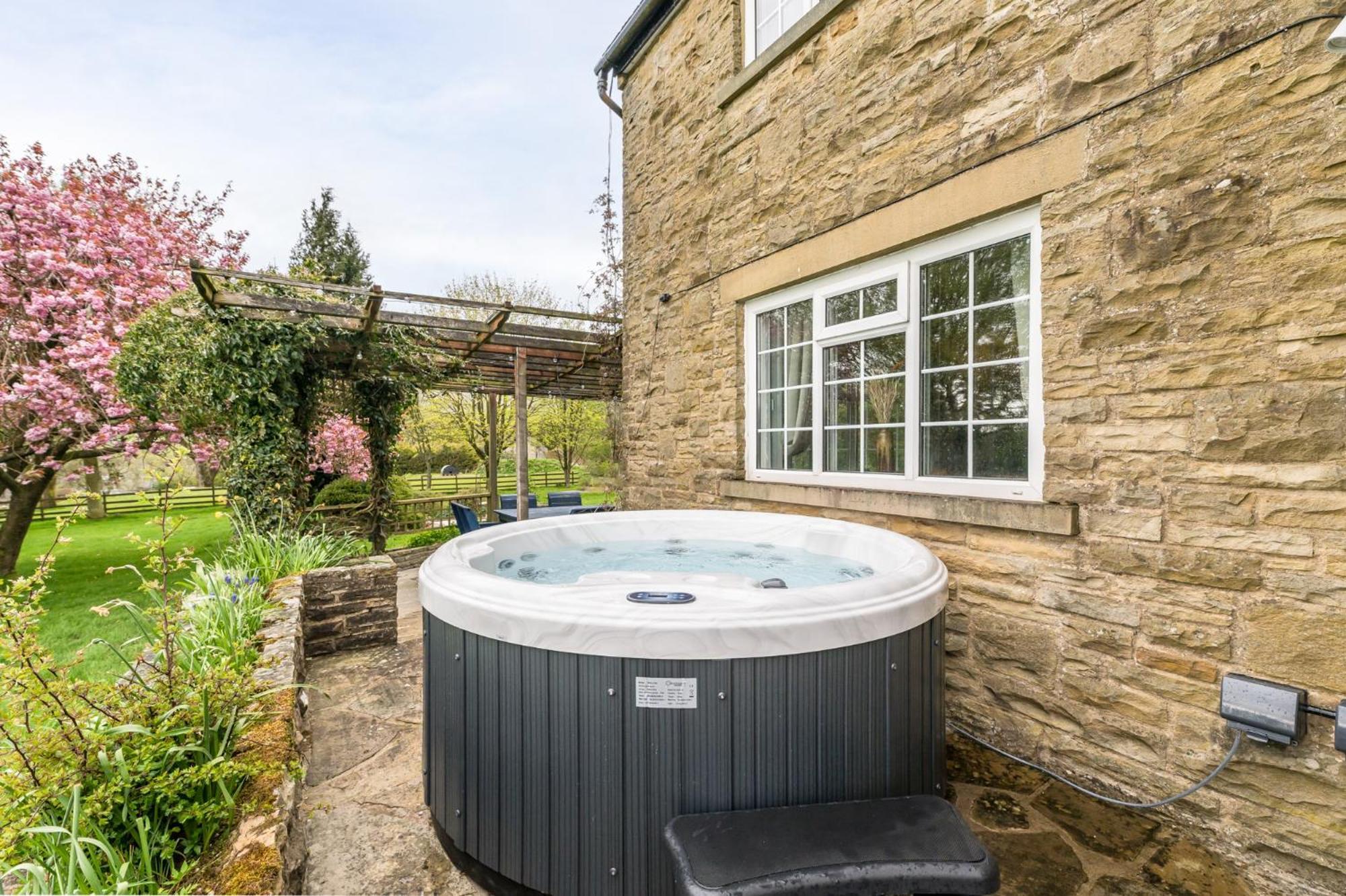 Central Malham, Sleeps 8, Outside Hot Tub, Yoga Studio Bagian luar foto